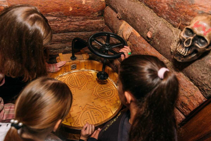 Квест в реальности Избушка той самой старушки от компании ATMOkids (Москва) Квест в реальности Избушка той самой старушки от компании ATMOkids (Москва)