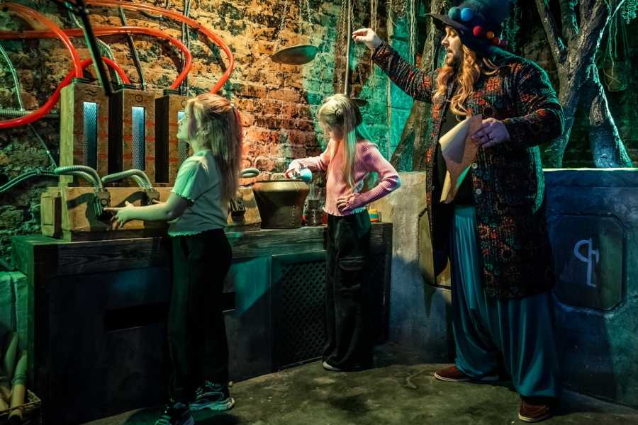 Квест в реальности Краски колдуна от компании Клаустрофобия Квест в реальности Краски колдуна от компании Клаустрофобия